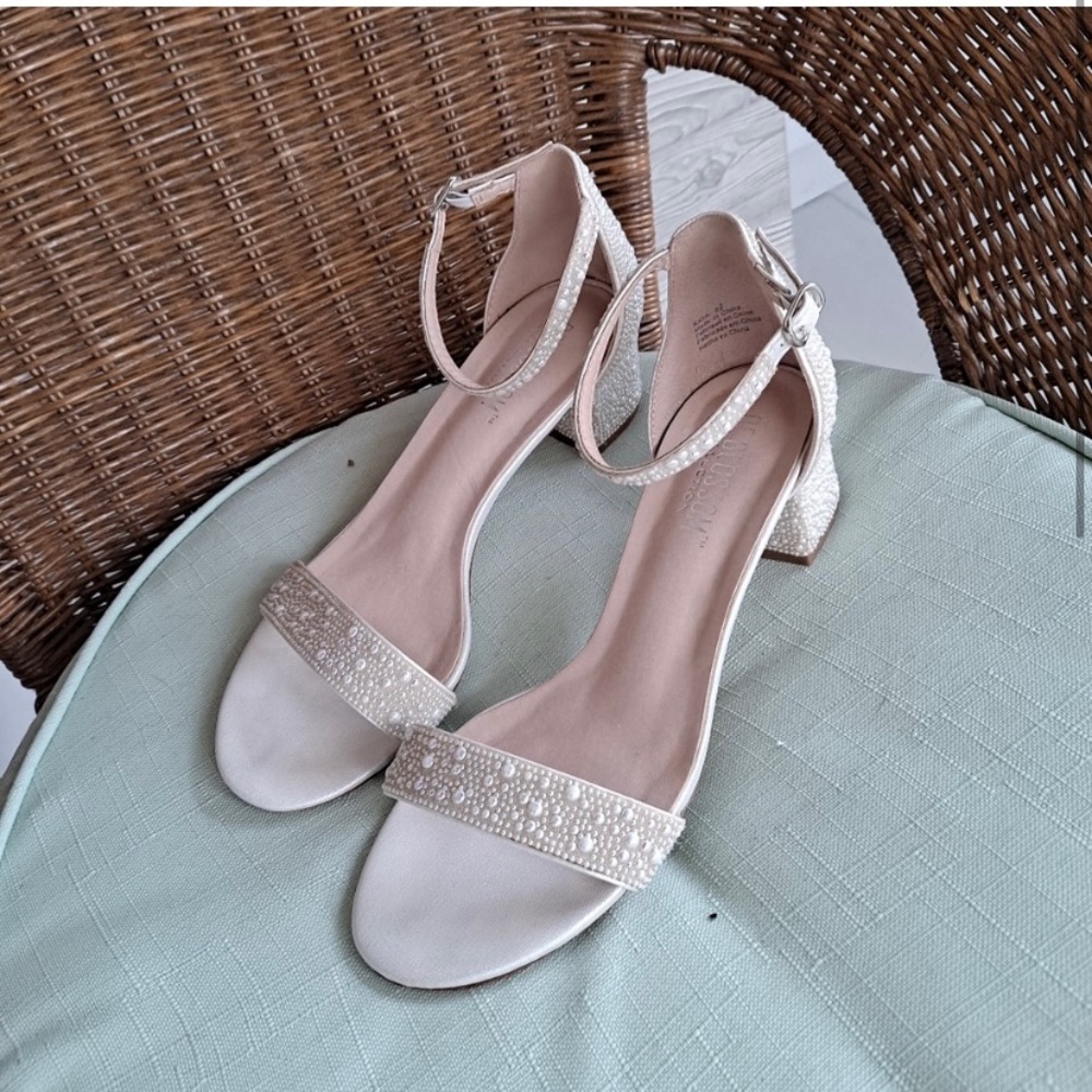 De Blossom Women's Ivory Pearl Kaya Kitten Heels Size 8.5